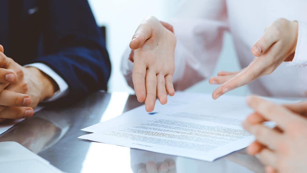 Group of business people and lawyers discussing contract papers. Success at meeting or negotiation Verhandeln
